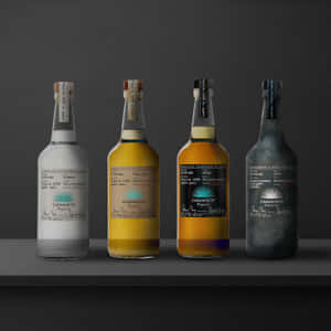 四瓶 Casamigos 龍舌蘭酒展示在架子上，帶有深色標籤和不同的液體顏色。