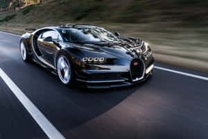 日落時分黑色Bugatti Chiron在道路上疾馳