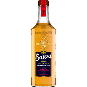 Sauza 100% Agave Añejo龍舌蘭酒瓶，帶有金色液體和紅色封條。