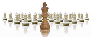 一個棕色國際象棋國王在反光表面上與一排白色國際象棋棋子對峙。