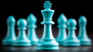 綠松石色國王棋子，背後有模糊的兵卒，置於黑色表面上
