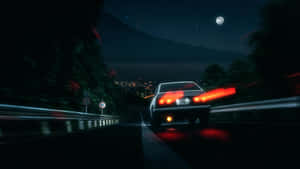 白色汽車在滿月星空下的夜間山路疾馳