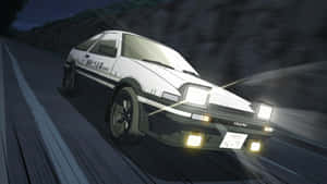 白色AE86賽車在夜間於山路上飛馳，車頭燈閃耀。