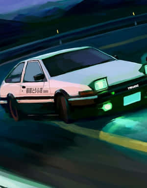 白色AE86汽車在夜間於山路疾馳，車頭燈明亮。