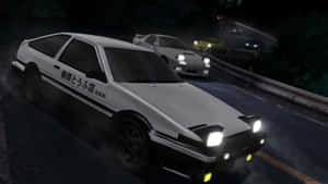 白色AE86在濕滑的夜路上飄移，其他車輛在後面競速。