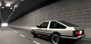 銀色AE86汽車在夜間隧道中疾馳，出口燈光明亮。