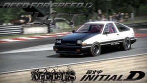 黑白AE86賽車在賽道上飄移，帶有Initial D標誌。