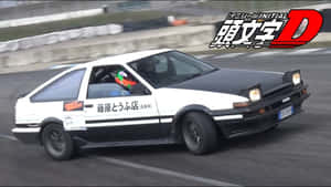 AE86 漂移車在賽道上帶有 Initial D 標誌
