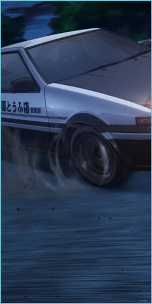 銀色AE86在黃昏時分的潮濕道路上飄移，伴隨輪胎水花和動態模糊。