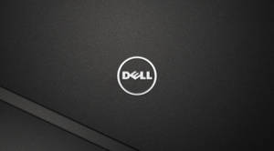 Dell手提電腦蓋的近距離特寫，銀色標誌位於黑色紋理表面上。