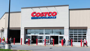購物者在陽光明媚的日子進出 Costco Wholesale 商店。