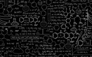 黑板充滿了化學方程式和實驗室玻璃器皿的圖畫。