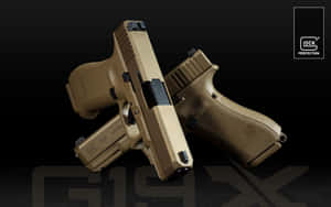 兩把沙色Glock 19X手槍在黑色背景的攝影棚拍攝中交叉。