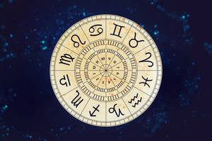 一個古老的占星輪盤，帶有星座符號，背景是星光燦爛的夜空。