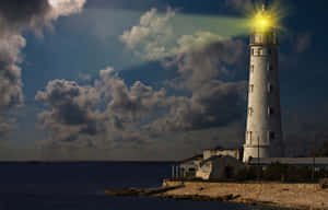 燈塔在黃昏多雲的天空下，向黑暗的海面發出明亮的黃色光束。