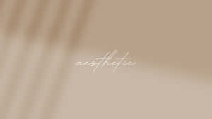 簡約米色牆紙，帶有模糊陰影和白色草書的「aesthetic」。 — 米色 壁紙