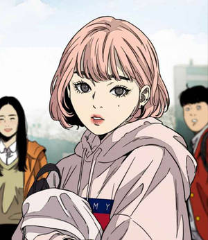 粉紅色頭髮的動漫女孩穿著連帽衫，同學在背景中