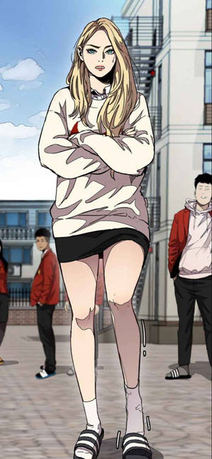 金髮動漫女孩交叉雙臂站在城市庭院中。
