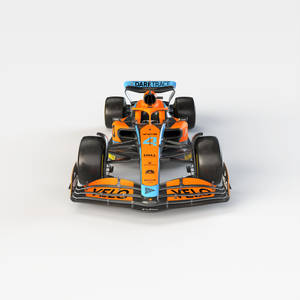橙色和黑色的 Formula 1 賽車，帶有數字 4 和贊助商標誌。 — 賽車 壁紙