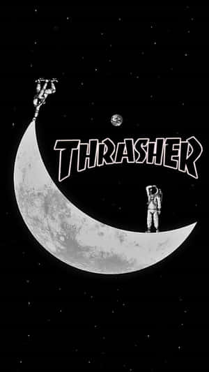 一名太空人站在新月上，THRASHER這個詞在太空中顯眼地展示。