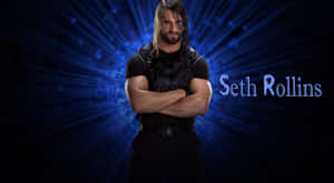 摔角手 Seth Rollins 交叉雙臂，在發光的藍色能量背景前擺姿勢。