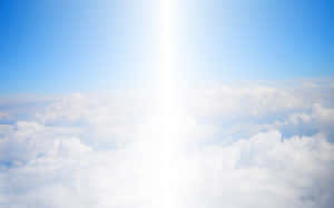 晴朗的日子裡，陽光從上方穿過雲層照射下來。 — 唯美雲朵動態 壁紙