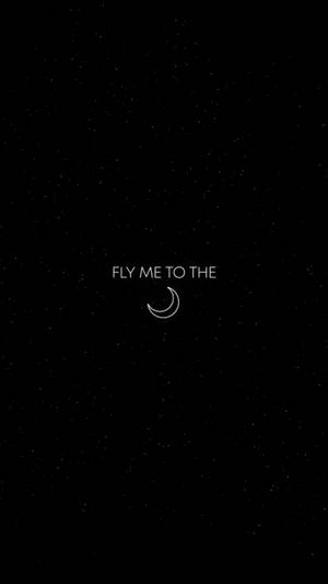 文字在星空夜空背景下，新月上方寫著 fly me to the。