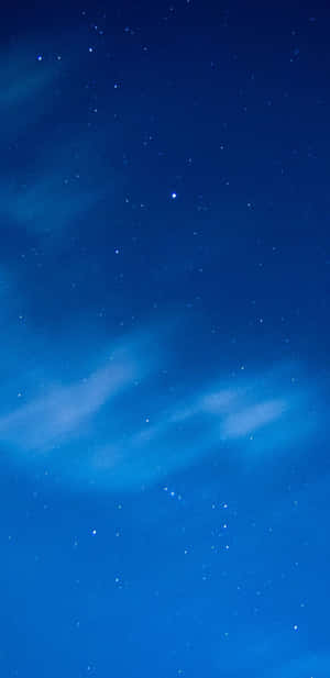 繁星點點的夜空，柔軟的雲彩飄過深藍色的天空。
