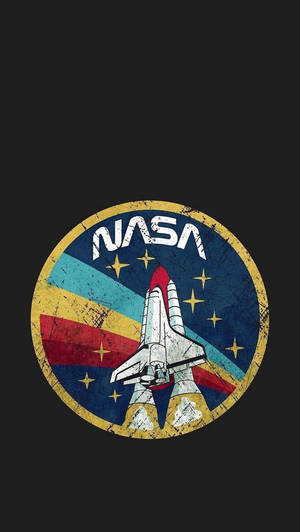 NASA太空穿梭機標誌，背景為黑色，帶有星星和彩虹條紋。
