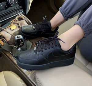 車內腳上穿著黑色Nike波鞋，配有豪華手袋和波棍。 — 空軍 壁紙