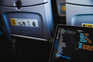 筆記型電腦在飛機托盤桌上顯示代碼