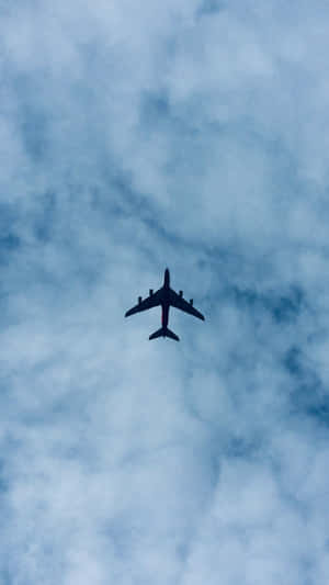 飛機穿過多雲天空的剪影。