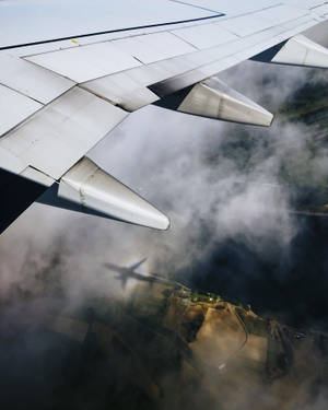 飛機機翼在雲層上方，下方可見地球