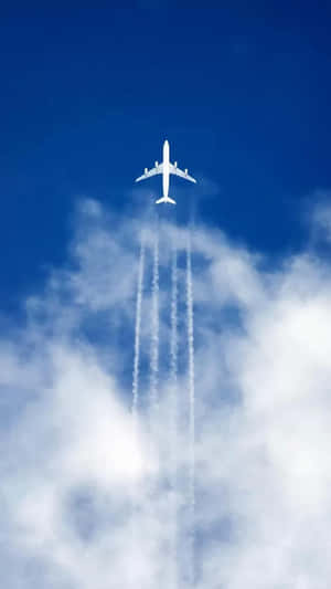 白色飛機在藍天中上升，帶有雲跡 — 天空 壁紙