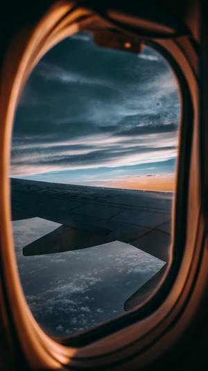 從乘客窗戶在黃昏時分看到的飛機機翼和雲彩景色。 — 天空景觀 壁紙