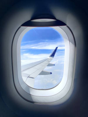 日間飛行時從乘客窗戶看到的飛機機翼。 — 天空景觀 壁紙