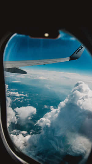 從飛機窗戶看到的景色，顯示機翼和下方的雲