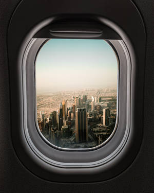 從飛機窗戶看到的密集現代城市的鳥瞰圖 — 旅行 壁紙
