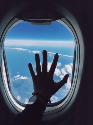 手觸摸飛機窗，俯瞰藍天和白雲 — 天空景觀 壁紙
