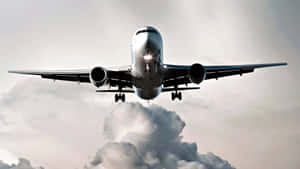 飛機在多雲天空下接近雲層準備降落