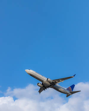 聯合航空噴射機在藍天白雲中攀升 — 藍天 壁紙