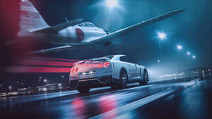 白色跑車在夜間奔馳，復古飛機在上空飛過。