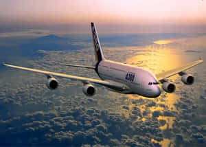 空中巴士A380在金色日落時分飛越雲層