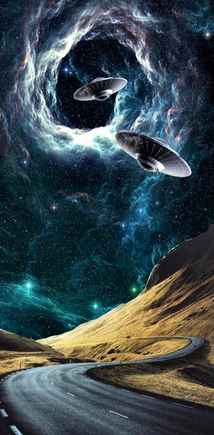 道路彎向宇宙隧道，UFO飛過發光的星雲。