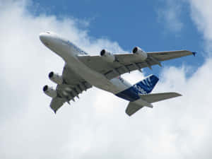 空中巴士A380飛機在部分多雲的天空中高飛。