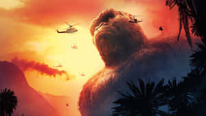 叢林中巨型猩猩與直升機在夕陽下飛行。