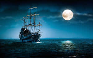 海盜船在夜間滿月下航行於黑暗的海洋上。 — 月亮 壁紙