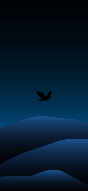 一隻鳥在夜間飛越藍色山丘。 — Samsung S23 壁紙