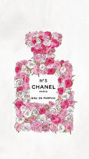 以粉紅和白色玫瑰製成的Chanel No5香水瓶，置於有紋理的布料上。