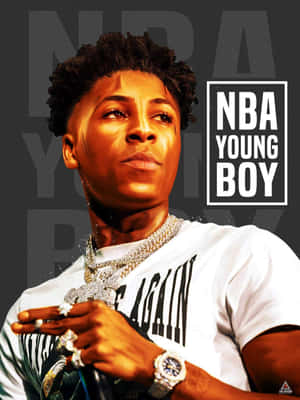 NBA Young Boy 身穿白色T恤和金鏈，向上凝視，並顯示他的名字。